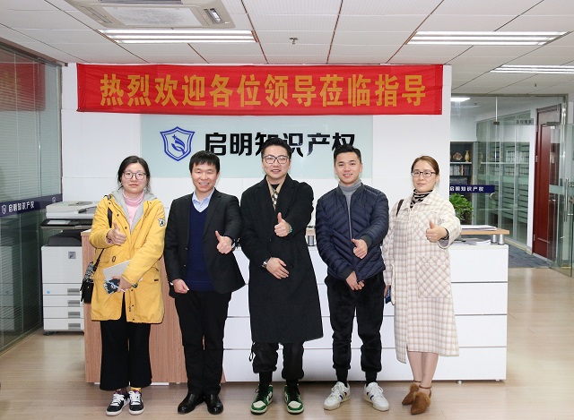 溫州商會新生代聯(lián)合會會長周玲衛(wèi)、秘書長姜皓等一行蒞臨公司考察交流