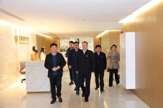 嘉興市常務(wù)副市長(zhǎng)、經(jīng)濟(jì)技術(shù)開(kāi)發(fā)區(qū)黨工委書(shū)記陳利眾蒞臨公司指導(dǎo)工作
