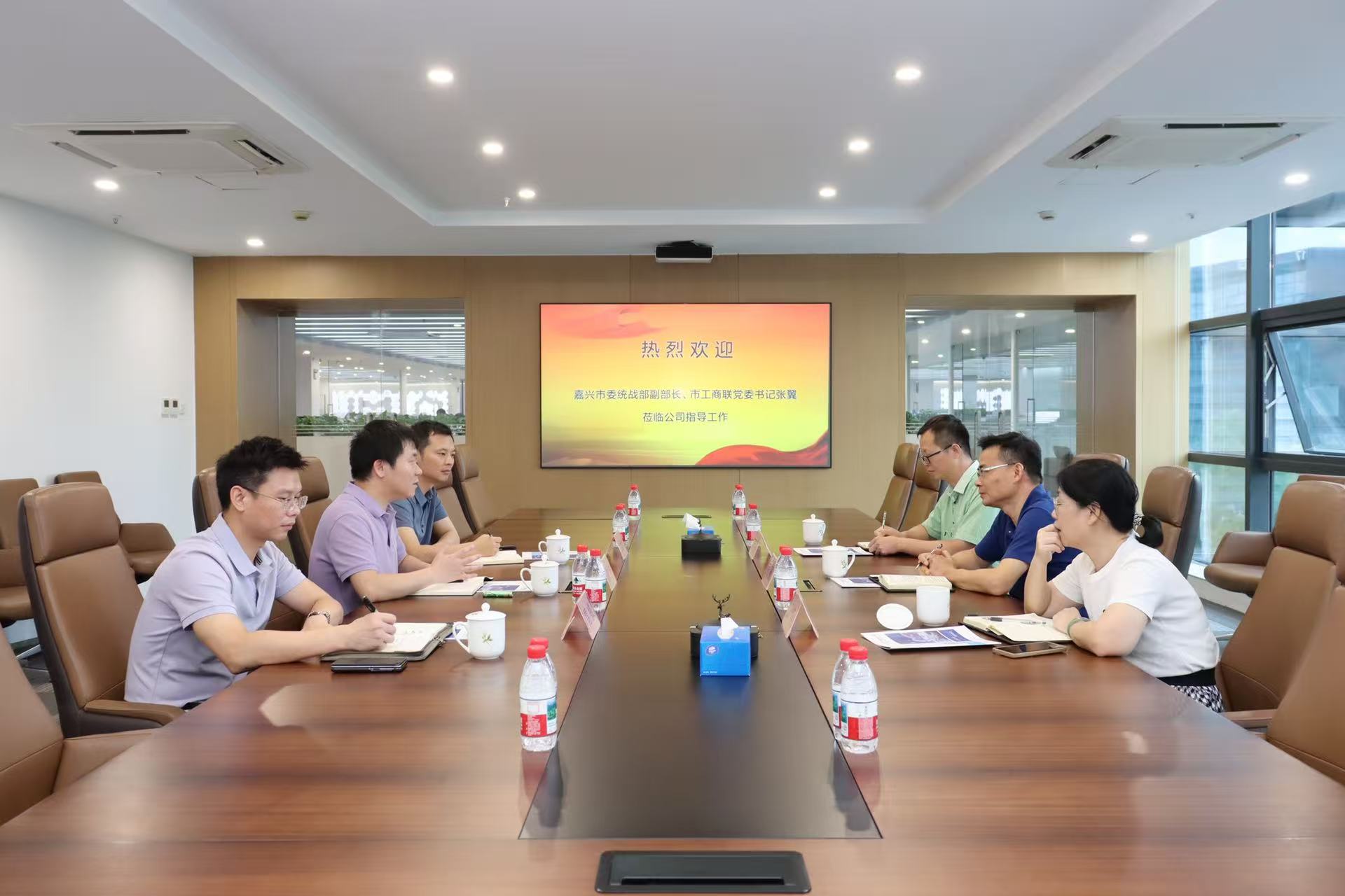 嘉興市委統(tǒng)戰(zhàn)部副部長、市工商聯(lián)黨委書記張翼蒞臨公司調(diào)研